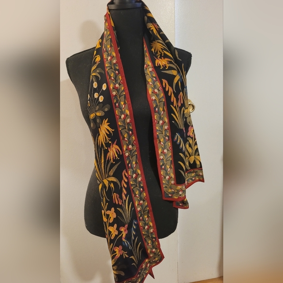 Metropolitan Museum of Art 100% silk scarf. Dry clean only see tag S2 131 - Picture 4 of 4